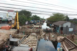 Đắp đập ngăn mặn xâm nhập vào vùng sản xuất xã Minh Thuận, huyện U Minh Thượng. (Ảnh: Lê Sen/TTXVN)