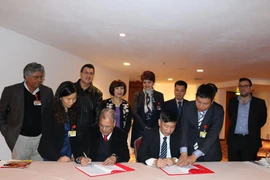 Phó Trưởng ban Đối ngoại Trung ương Đảng Cộng sản Việt Nam Nguyễn Tuấn Phong (phải) và Tổng bí thư Đảng Lao động Mexico (PT) Alberto Anaya Gutierrez ký Chương trình hợp tác song phương năm 2016. (Ảnh: Việt Hòa-Việt Hùng/Vietnam+)