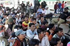 Ngư dân Ấn Độ vừa được trả tự do chờ tại nhà ga ở Karachi ngày 20/3 để hồi hương. (Nguồn: THX/TTXVN)