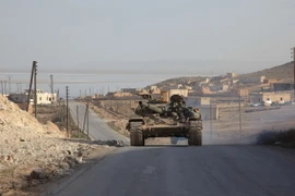 Xe tăng của quân đội chính phủ Syria trong chiến dịch quân sự truy quét phiến quân IS tại làng Zarour và Khanaser, thành phố Aleppo ngày 26/2. (Nguồn: AFP/TTXVN)