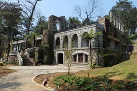 Khu nhà xây dựng không phép tại Vườn Quốc gia Ba Vì. (Ảnh Mạnh Khánh/TTXVN)