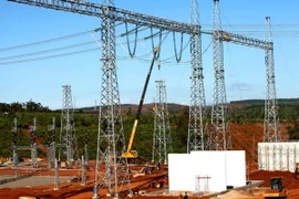 Thi công, lắp đặt thiết bị trạm biến áp 500kV Pleiku 2. (Ảnh: Ngọc Hà/TTXVN)