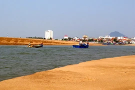 Do cửa biển Đà Diễn hiện đang bị bồi lấp nên chỉ có tàu công suất dưới 60 mã lực ra vào nhưng cũng rất khó khăn. (Ảnh: Thế Lập/TTXVN)