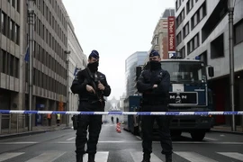 Cảnh sát Bỉ làm nhiệm vụ tại khu vực gần ga tàu điện ngầm Maalbeek ở thủ đô Brussels ngày 23/3. (Nguồn: AFP/TTXVN)
