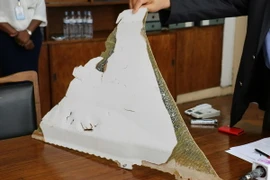 Mảnh vỡ máy bay được tìm thấy ngoài khơi bờ biển Mozambique. (Nguồn: AFP/TTXVN)