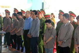 Các bị cáo nghe tòa tuyên án. (Ảnh: Lê Sen/TTXVN)