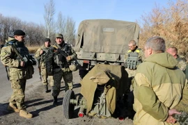 Binh sỹ Ukraine chuyển súng cối tự động Vasilyok 85mm rời làng Peski ngày 7/11. (Nguồn: AFP/TTXVN)