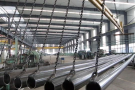 Công nhân kiểm tra ống thép inox chất lượng cao tại nhà máy ở huyện Ganyu, tỉnh Giang Tô, miền đông Trung Quốc ngày 23/5. (Nguồn: THX/TTXVN)