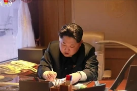 Nhà lãnh đạo Triều Tiên Kim Jong-Un ký sắc lệnh về việc phóng vệ tinh quan sát Trái Đất Kwangmyong 4 ngày 7/2. (Nguồn: AFP/TTXVN)