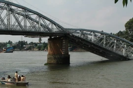 Triển khai thiết bị quét 3D dò lòng sông Đồng Nai nơi cầu Ghềnh bị sập. (Ảnh: Sỹ Tuyên/TTXVN)