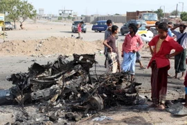 Hiện trường vụ đánh bom liều chết gần bốt kiểm soát quân sự ở quận Shaab, thành phố Aden, Yemen. (Nguồn: AFP/TTXVN)