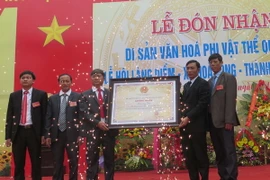 Ông Nguyễn Văn Phong, Phó Chủ tịch Ủy ban nhân dân tỉnh Bắc Ninh (thứ 2 từ phải sang) trao Bằng công nhận Di sản văn hóa phi vật thể Quốc gia Lễ hội làng Diềm. (Ảnh: Thanh Thương/TTXVN)