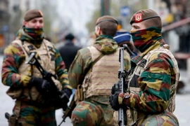 Binh sỹ Bỉ tuần tra tại thủ đô Brussels ngày 22/11/2015. (Nguồn: THX/TTXVN)