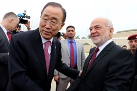 Ngoại trưởng Iraq Ibrahim al-Jaafari (phải) đón TTK LHQ Ban Ki-moon tại sân bay quốc tế Baghdad, Iraq ngày 26/3. (Nguồn: AFP/TTXVN)