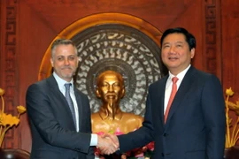 Bí thư Thành ủy Đinh La Thăng tiếp ông Mark Day. (Ảnh: Thanh Vũ/TTXVN)