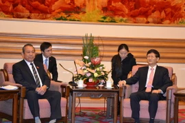 Chánh án Trương Hòa Bình hội kiến Ủy viên Bộ Chính trị, Bí thư Ủy ban Chính pháp Trung ương Trung Quốc Mạnh Kiến Trụ. (Ảnh: Tường Thu/TTXVN)