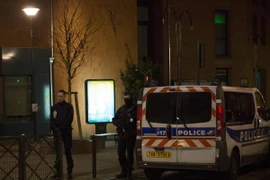 Cảnh sát Pháp làm nhiệm vụ trong cuộc bố ráp ở Argenteuil ngày 24/3. (Nguồn: AFP/TTXVN)