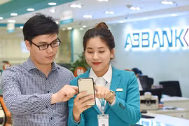Cán bộ ABBANK hướng dẫn khách hàng gửi tiết kiệm online. (Ảnh: CTV)
