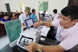 Ngân hàng Chính sách xã hội tỉnh Ninh Bình giải ngân vốn vay ưu đãi tại Điểm giao dịch xã Gia Lâm. (Ảnh: CTV)