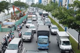 Các phương tiện di chuyển trên đại lộ Võ Văn Kiệt ở Thành phố Hồ Chí Minh. (Ảnh: Hoàng Hải/TTXVN)