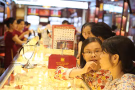 Giao dịch vàng tại Bảo Tín Minh Châu. (Nguồn: CTV)
