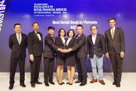 Lãnh đạo BIDV nhận giải thưởng từ ban tổ chức. (Ảnh: CTV/Vietnam+)
