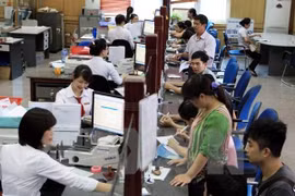 Giao dịch tại ngân hàng. (Ảnh: Trần Việt/TTXVN)