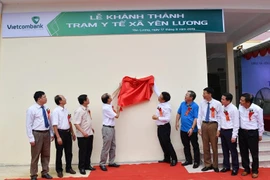 Các đại biểu thực hiện nghi thức gắn biển công trình. (Ảnh: CTV)