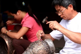 Khách hàng cá nhân được vay ưu đãi tại SHB. (Nguồn: TTXVN)