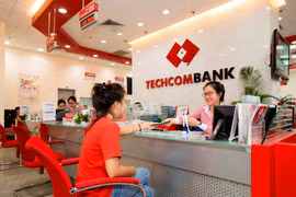 Khách hàng giao dịch tại Techcombank. (Nguồn: CTV)