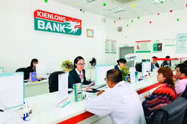 Khách hàng giao dịch tại Kienlongbank. (Ảnh: CTV/Vietnam+)