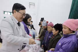 Tổng Giám đốc Dương Quyết Thắng trao tặng quà Tết tới các hộ nghèo, gia đình chính sách trên địa bàn huyện Nguyên Bình (Cao Bằng). (Nguồn: CTV)