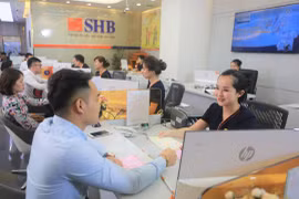 Giao dịch tại SHB. (Ảnh: CTV/Vietnam+)