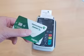 Thẻ chip nội địa của Vietcombank vừa được phát hành. (Ảnh: Thúy Hà/Vietnam+)