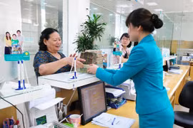 Giao dịch tại ABBANK. (Ảnh: CTV)