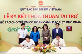 Phó Chủ tịch nước Đặng Thị Ngọc Thịnh và đại diện bộ ngành chứng kiến lễ ký kết. (Ảnh: CTV)