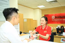 Giao dịch tại SeABank. (Ảnh: CTV/Vietnam+)