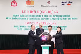 Các đại biểu bấm nút khởi động Dự án giai đoạn II. (Ảnh: CTV)