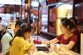 Giao dịch vàng tại Bảo Tín Minh Châu. (Ảnh: Vietnam+)