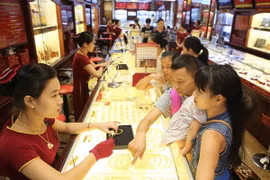 Giao dịch vàng tại Bảo Tín Minh Châu. (Ảnh: Vietnam+)