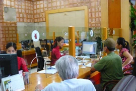 Giao dịch tại Agribank. (Ảnh: Thúy Hà/Vietnam+)