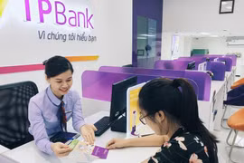 Giao dịch tại TPBank. (Ảnh:CTV/Vietnam+)