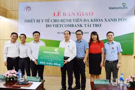 Lãnh đạo Vietcombank bàn giao thiết bị y tế cho Bệnh viện đa khoa Xanh Pôn. (Ảnh: CTV)