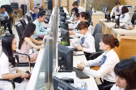 Giao dịch tại LienVietPostBank. (Ảnh: CTV/Vietnam+)