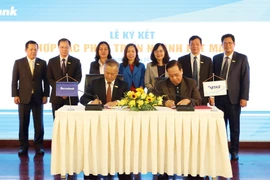 Lãnh đạo hai bên tham gia ký kết. (Ảnh: CTV)