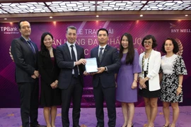 Lãnh đạo TPBank nhận giải thưởng từ Bank of New York Mellon. (Ảnh: CTV)