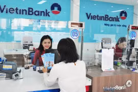 Giao dịch tại VietinBank. (Ảnh: CTV/Vietnam+)