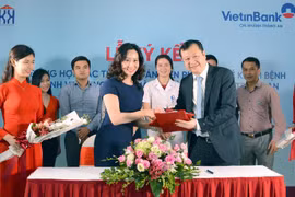 Lãnh đạo hai bên tham gia ký kết. (Ảnh: CTV)