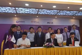 Lãnh đạo các bên tham gia ký kết. (Ảnh: T.H/Vietnam+)