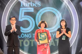 Lãnh đạo Techcombank nhận giải thưởng từ Forbes. (Ảnh: CTV)
